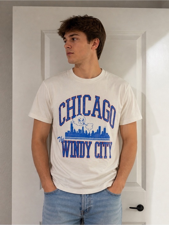 Hollister Other - Hollister Chicago t shirt 🌬️